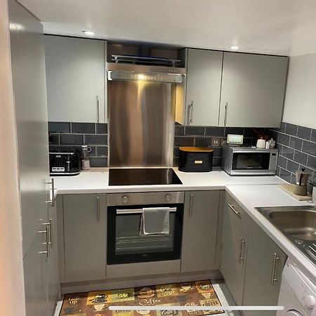 Central Private Double Bedroom In A 2Bedroom Apartment, Connected Via Underground, Overground And Many Bus Routes London Exterior photo