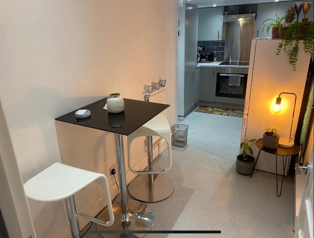 Central Private Double Bedroom In A 2Bedroom Apartment, Connected Via Underground, Overground And Many Bus Routes London Exterior photo