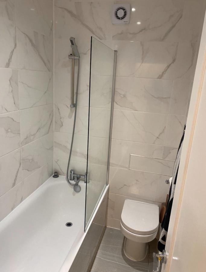 Central Private Double Bedroom In A 2Bedroom Apartment, Connected Via Underground, Overground And Many Bus Routes London Exterior photo