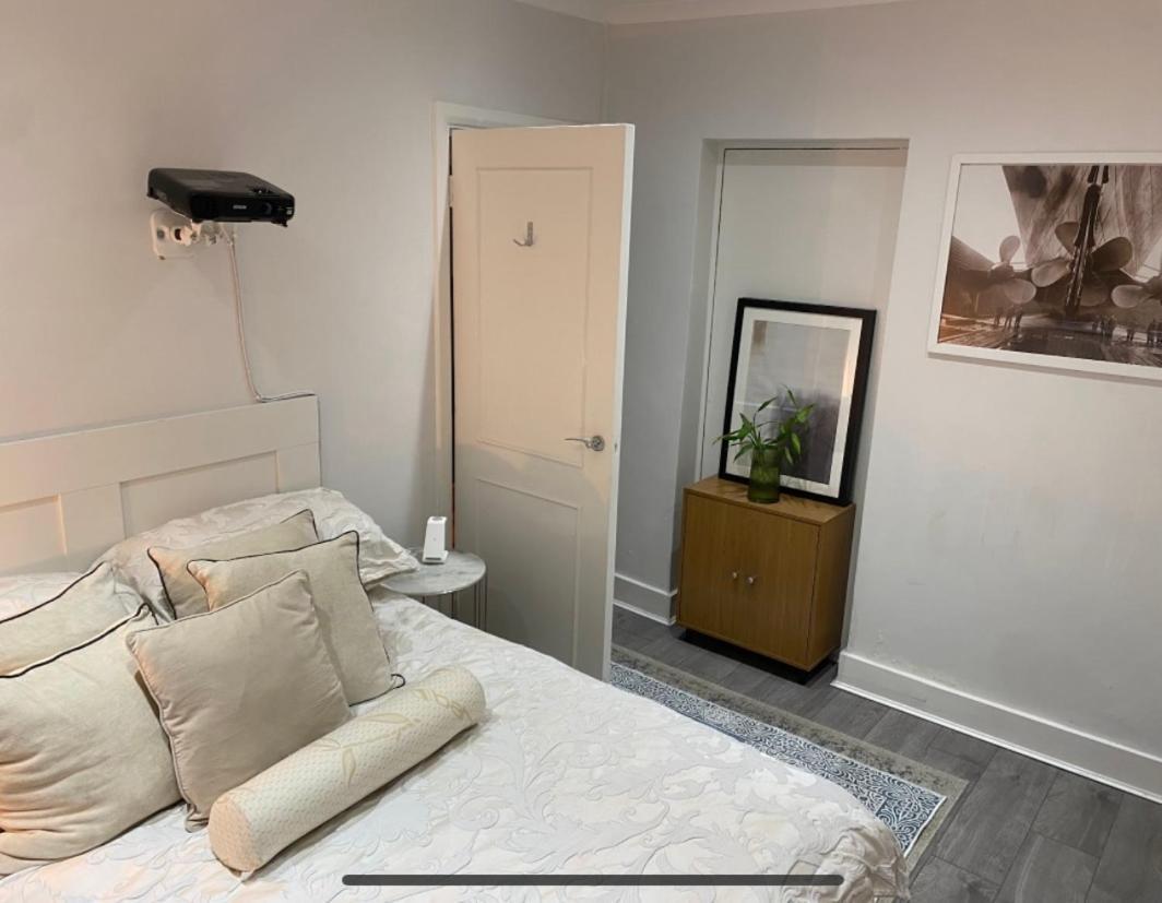 Central Private Double Bedroom In A 2Bedroom Apartment, Connected Via Underground, Overground And Many Bus Routes London Exterior photo