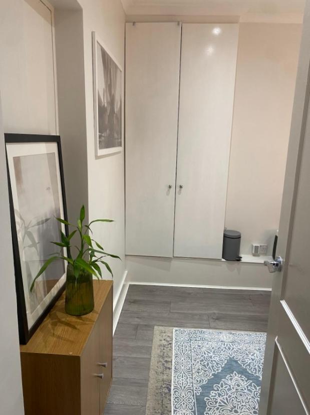 Central Private Double Bedroom In A 2Bedroom Apartment, Connected Via Underground, Overground And Many Bus Routes London Exterior photo
