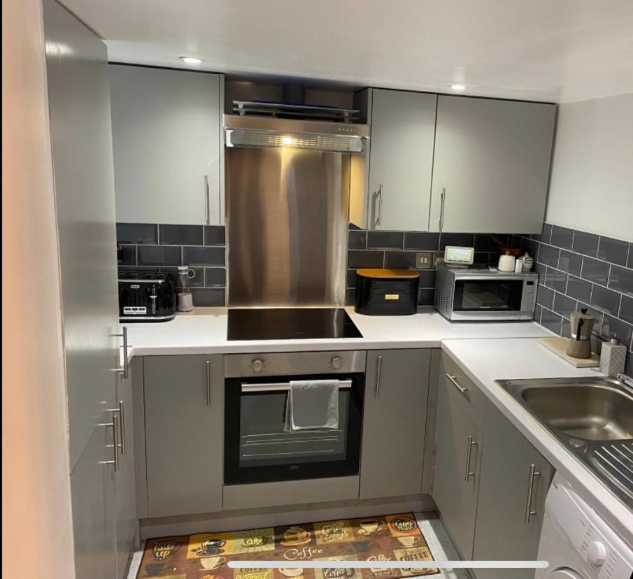 Central Private Double Bedroom In A 2Bedroom Apartment, Connected Via Underground, Overground And Many Bus Routes London Exterior photo