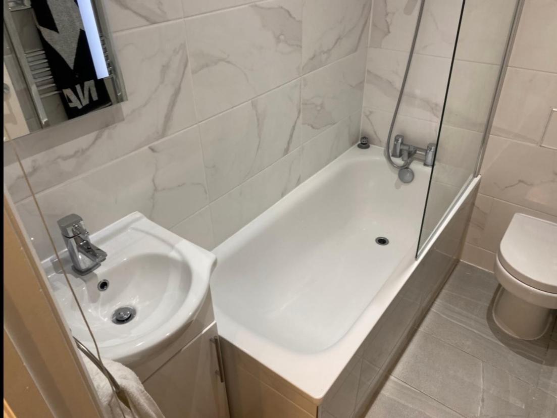 Central Private Double Bedroom In A 2Bedroom Apartment, Connected Via Underground, Overground And Many Bus Routes London Exterior photo