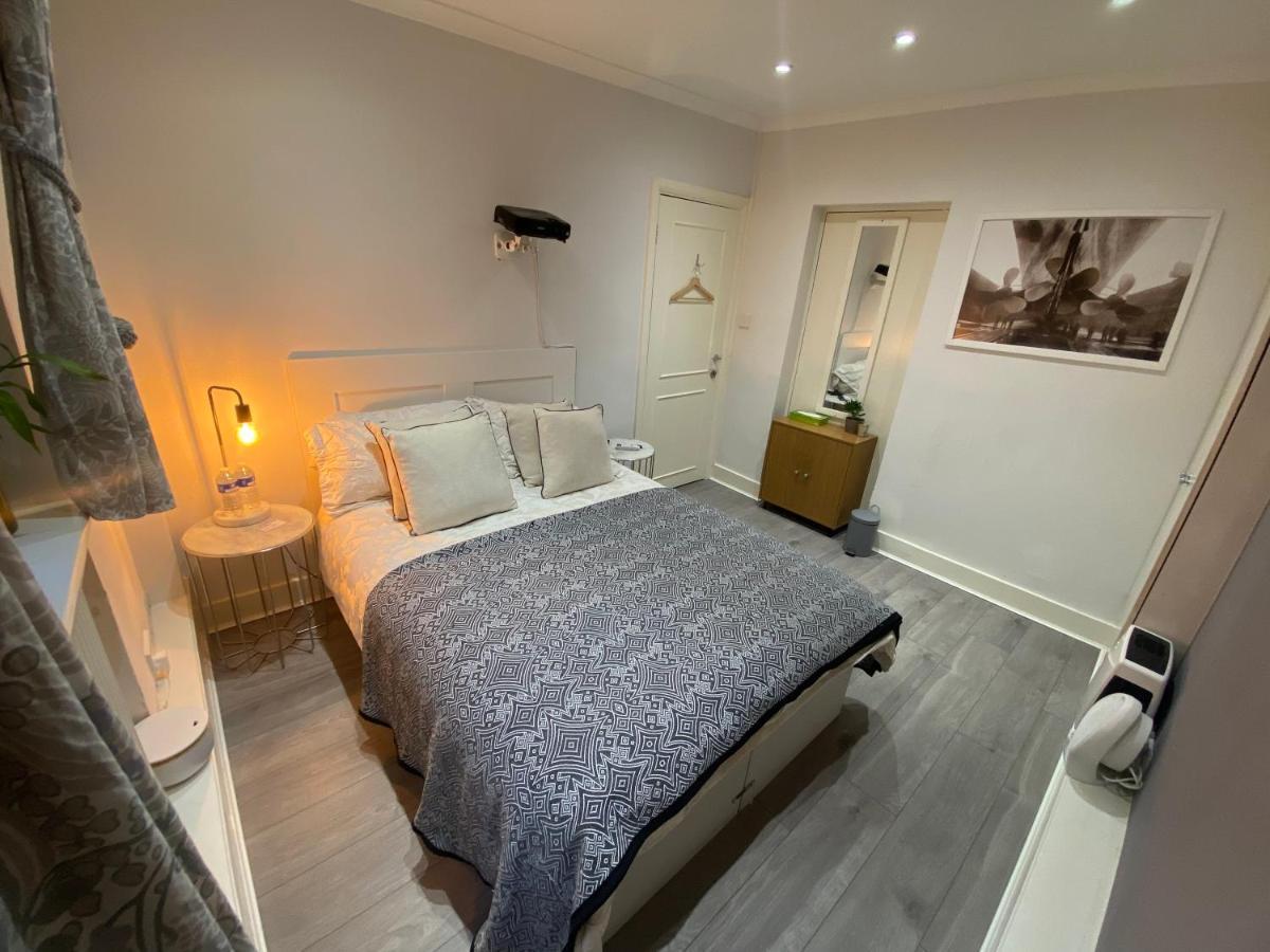 Central Private Double Bedroom In A 2Bedroom Apartment, Connected Via Underground, Overground And Many Bus Routes London Exterior photo